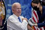 Joe Biden recibe la vacuna actualizada contra la covid-19 y la vacuna anual contra la gripe