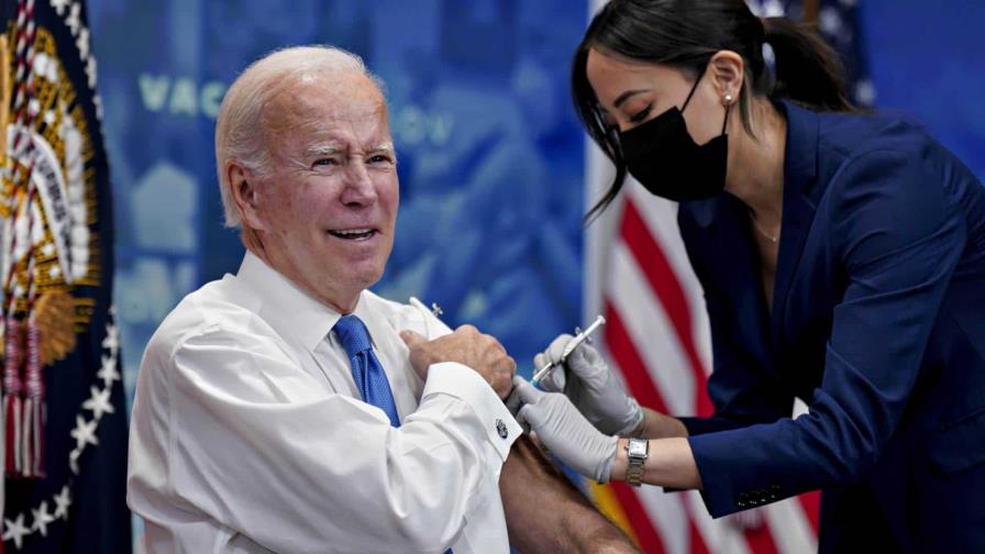 Joe Biden recibe la vacuna actualizada contra la covid-19 y la vacuna anual contra la gripe