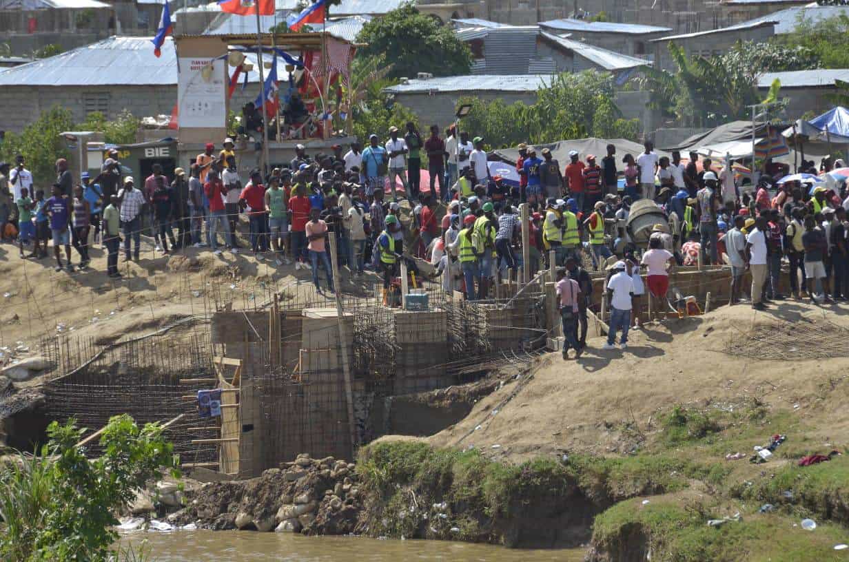 Haitianos continúan a todo vapor construcción de canal.