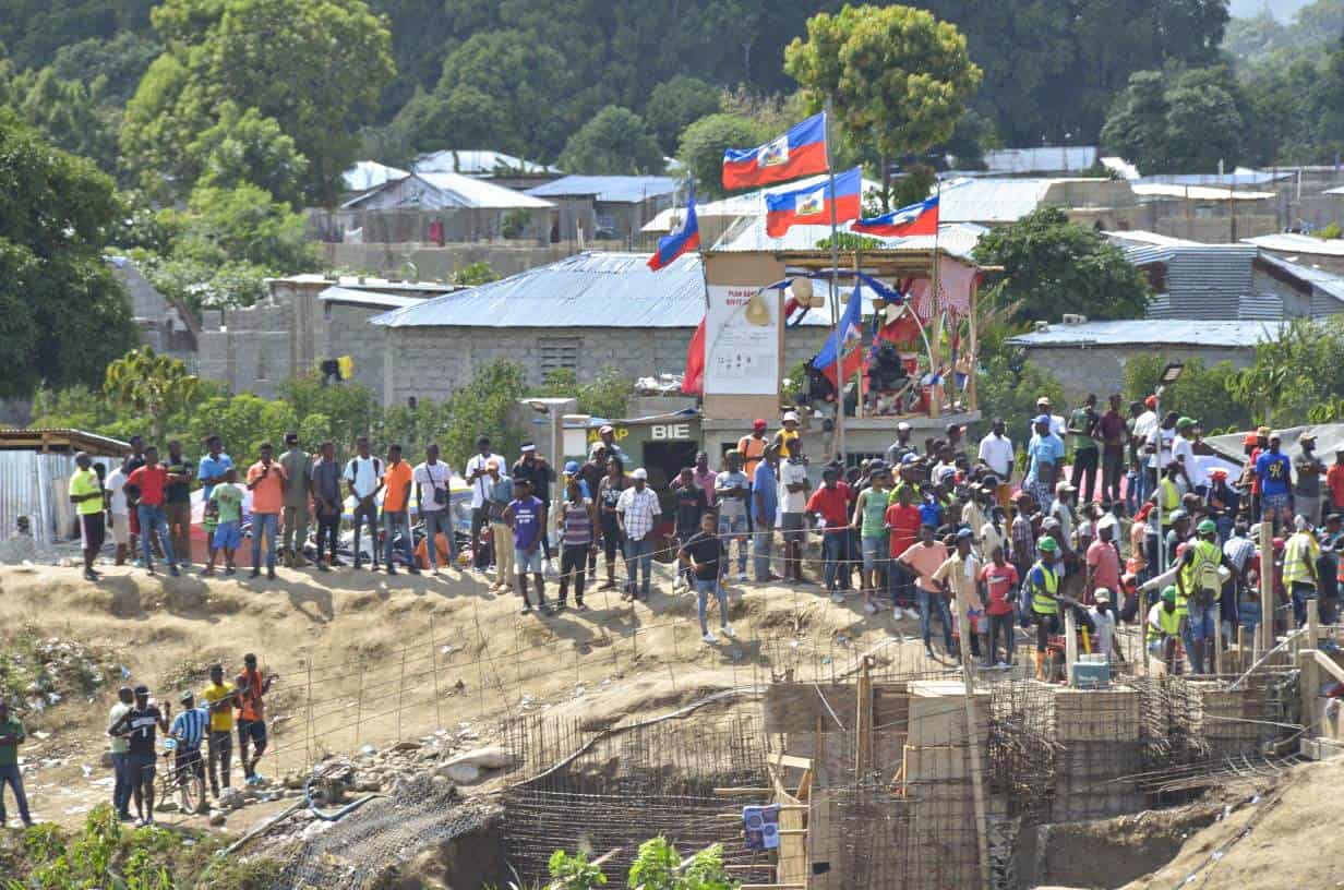 Presencia de haitianos en la construcción del canal que desvía aguas del río Masacre.