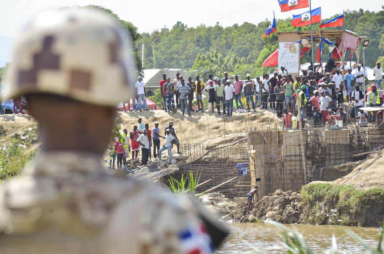 Militar dominicano vigilante ante la construcción del canal que desvía aguas del río Masacre, manteniendo la tensión entre los dos países.