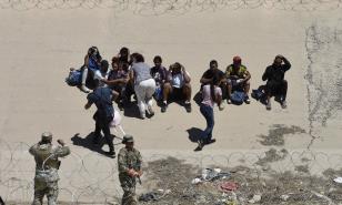 Decenas de migrantes llegan a la resguardada frontera entre México y EEUU