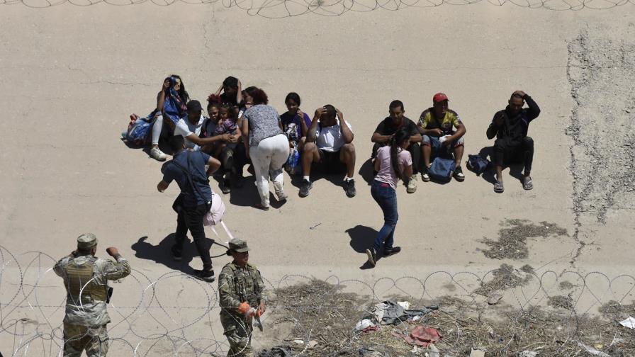 Policías "espantan" a migrantes en norte de México, mientras civiles les llevan alimentos