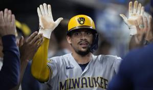 Cerveceros aseguran lugar en playoffs y buscan cetro de la Central, al aplastar 16-1 a Marlins