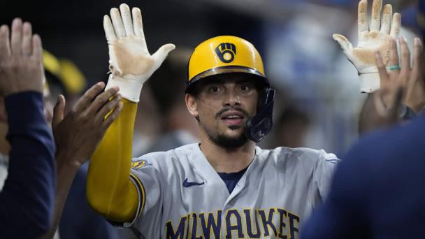 Cerveceros aseguran lugar en playoffs y buscan cetro de la Central, al aplastar 16-1 a Marlins