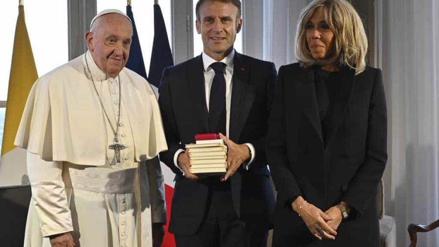 Macron y el papa Francisco: un encuentro privado breve y libros del Mediterráneo