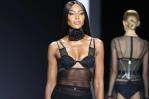 Naomi Campbell clausura la oda a la feminidad de Dolce & Gabbana en Milán Naomi Campbell clausura la oda a la feminidad de Dolce & Gabbana en Milán