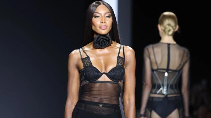 Naomi Campbell clausura la oda a la feminidad de Dolce & Gabbana en Milán