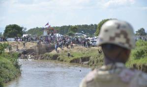 Haitianos continúan a todo vapor construcción de canal de riego en río Masacre