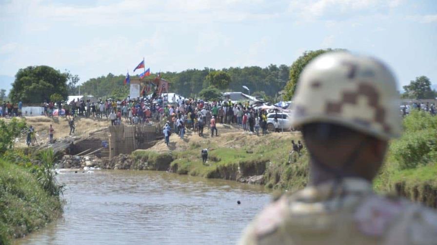 Haitianos continúan a todo vapor construcción de canal de riego en río Masacre