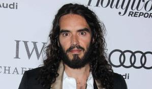 Russell Brand califica de angustiosa su situación tras ser acusado de agresiones