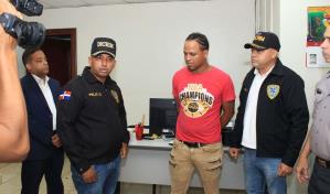 Dejan en libertad a hombre que se entregó por la muerte de dos vigilantes en supermercado de Villa Mella