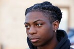 Estudiante negro suspendido por tener rastas presenta demanda en Texas