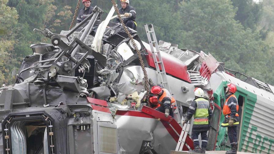 Mueren seis personas al chocar camioneta en que iban con un tren en Florida