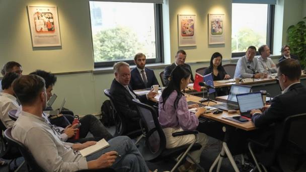 Comisario UE pide en China un comercio más equilibrado, y advierte que Ucrania podría dividirles