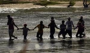 Agentes de EE.UU. retienen a migrantes a la intemperie y sin comida a metros del río Bravo