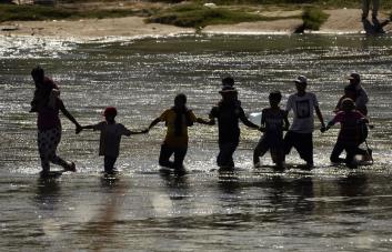 Agentes de EE.UU. retienen a migrantes a la intemperie y sin comida a metros del río Bravo