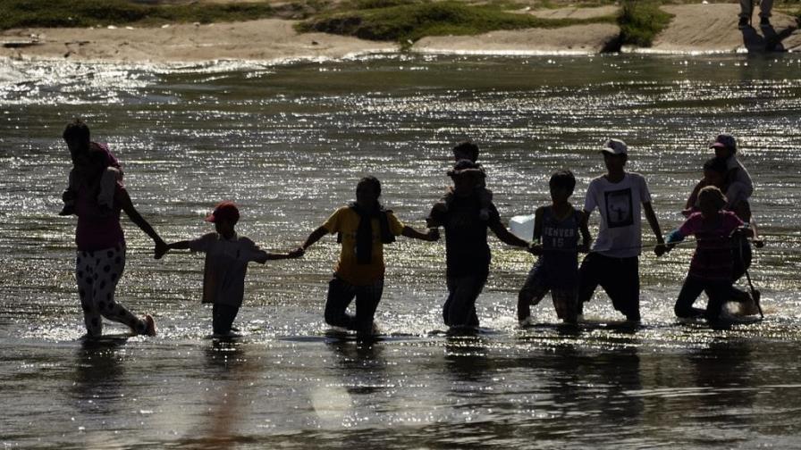 Agentes de EE.UU. retienen a migrantes a la intemperie y sin comida a metros del río Bravo