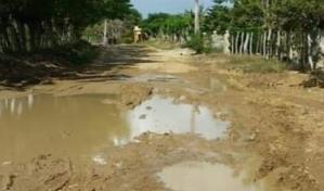 Amenazan con paralizar sectores de Santana por mal estado de calle que los comunica con Higüey