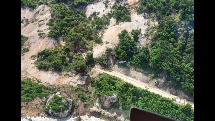 Tránsito entre Barahona y Enriquillo está suspendido por derrumbe en la carretera