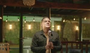 Alex Matos presenta versi&oacute;n en salsa de "Abr&aacute;zame muy fuerte"