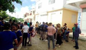 Padres y comunitarios cierran escuela Las Flores por falta de docentes y personal de apoyo