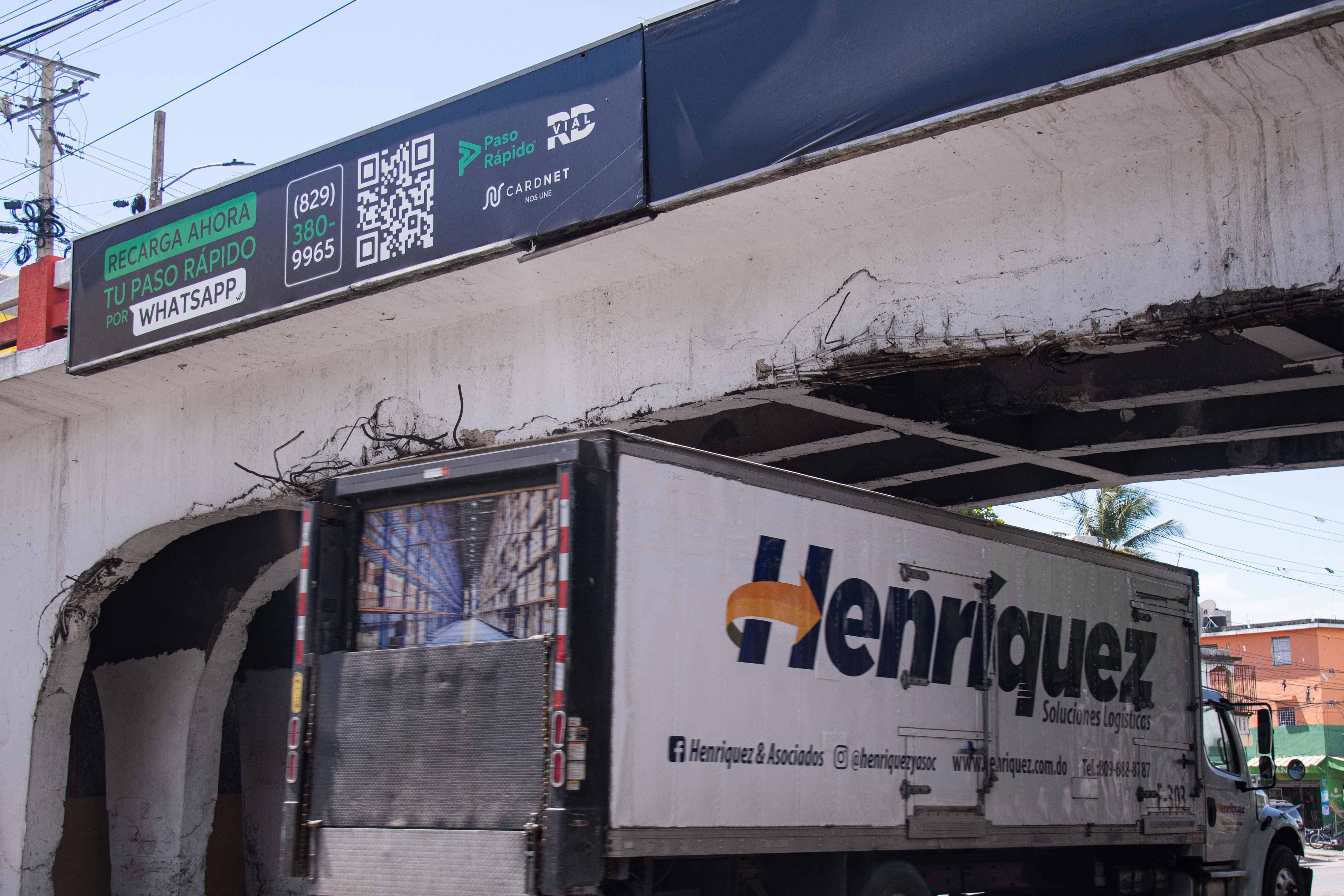 Algunos camiones tiene altura superior a la de los puentes