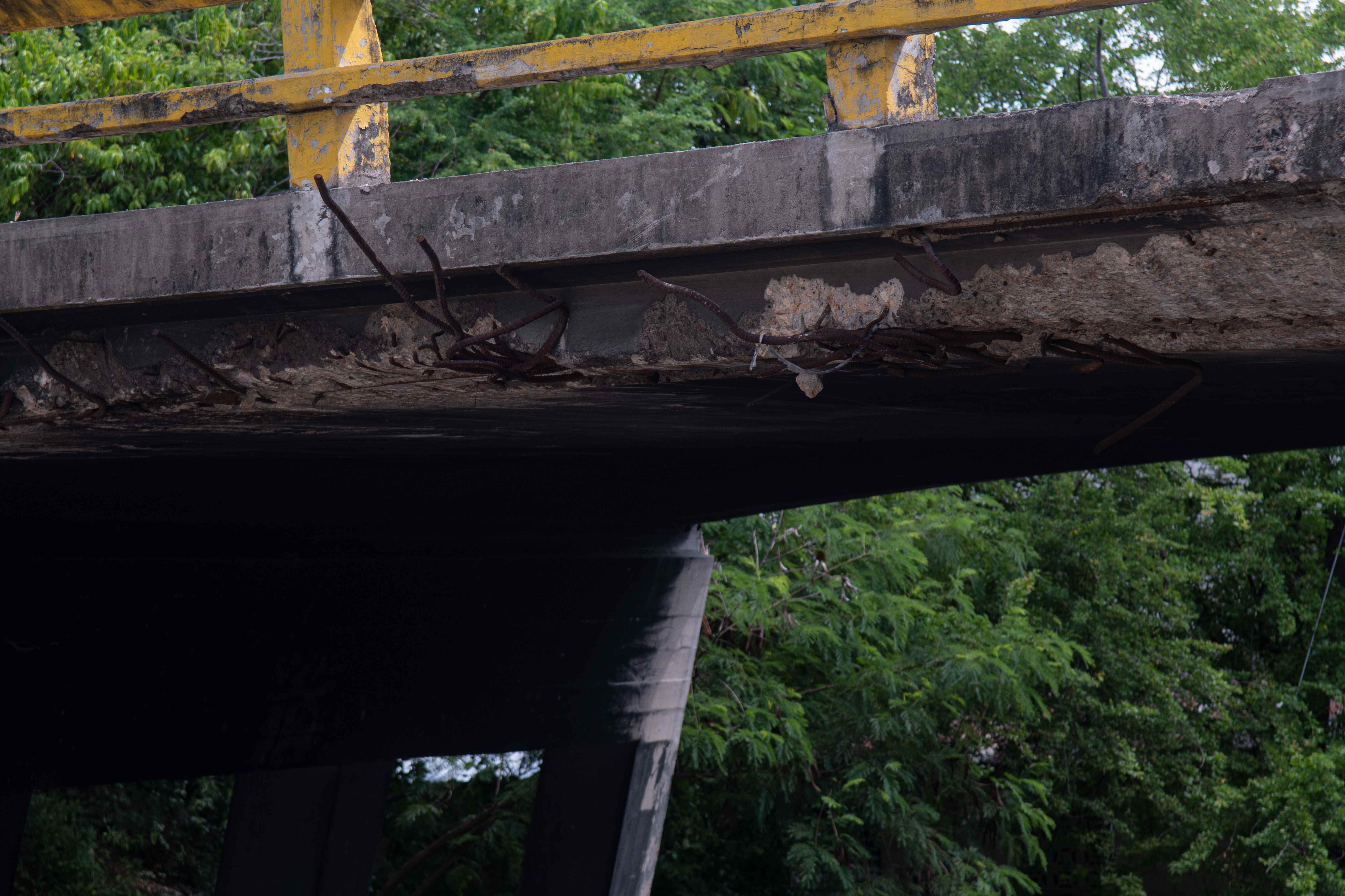 Por  este puente de la Rafael Atoa se prohibió el paso de vehículos