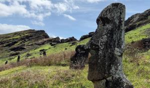 Tras un a&ntilde;o del feroz incendio, los mo&aacute;is de Isla de Pascua claman ser restaurados