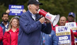 Biden hace historia al sumarse en Michigan a trabajadores automotrices en huelga