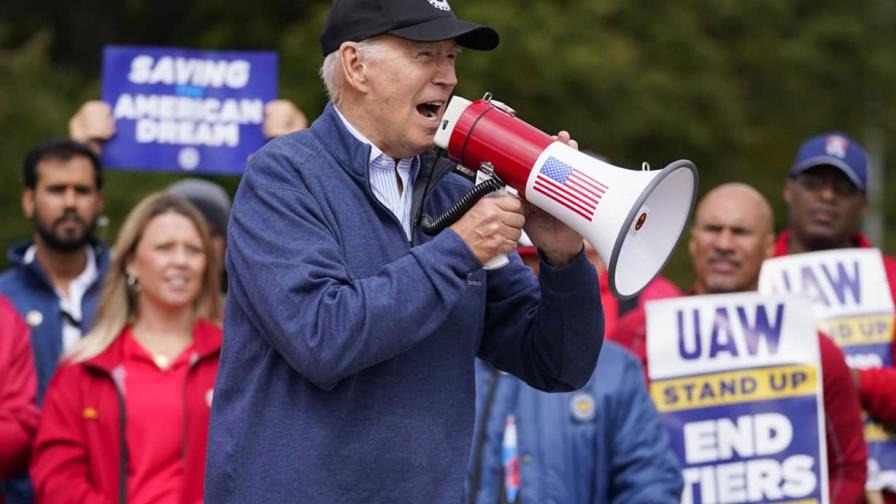 Biden hace historia al sumarse en Michigan a trabajadores automotrices en huelga