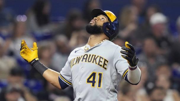 Carlos Santana hace historia con su cuadrangular 300 en MLB