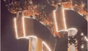 Ruleta rusa se queda atascada boca abajo por 30 minutos con pasajeros a bordo