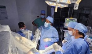 Dr. Pablo Mateo realiza con éxito primera intervención quirúrgica con consola robótica