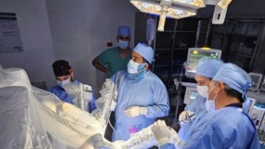 Dr. Pablo Mateo realiza con éxito primera intervención quirúrgica con consola robótica