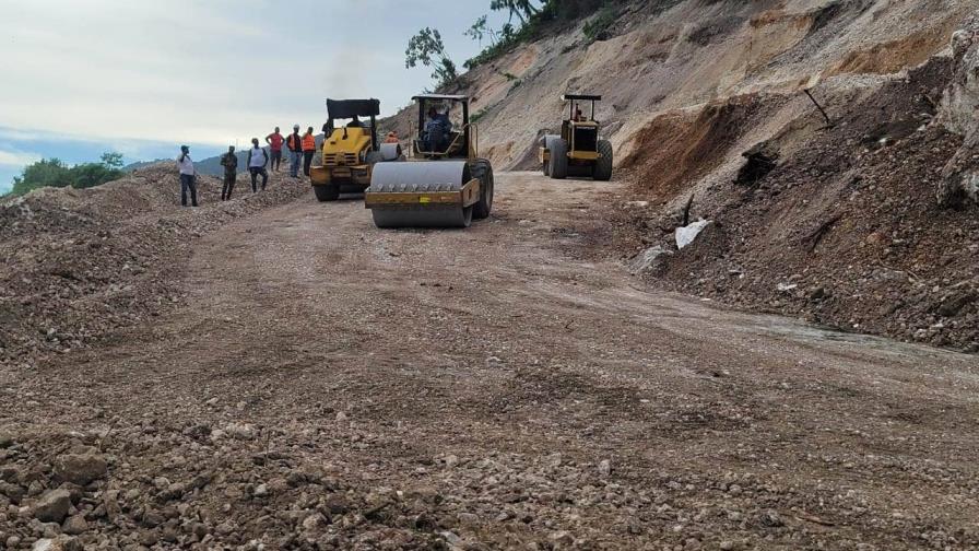 MOPC rehabilita tránsito por la carretera Barahona-Enriquillo tras derrumbe de tierra