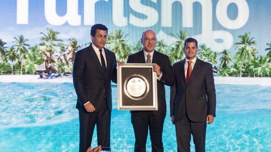 Ministerio de Turismo reconoce a Aníbal de Castro y al aeropuerto de Punta Cana