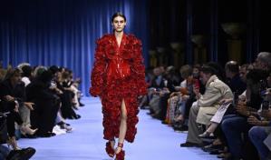 Balmain triunfa con un espectacular desfile en París tras sufrir robo de cincuenta piezas