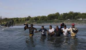 Entrada de campamento de migrantes a EE.UU. eleva desesperación por cruzar el río Bravo