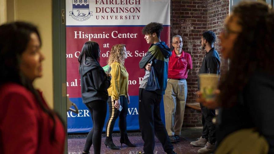 La mitad de los estudiantes hispanos en EE.UU. se plantea dejar la universidad