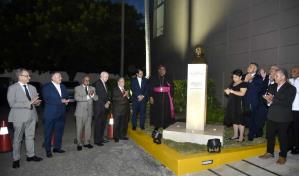 PUCMM reveliza busto y asigna nombre de Agripino Núñez Collado a edificio