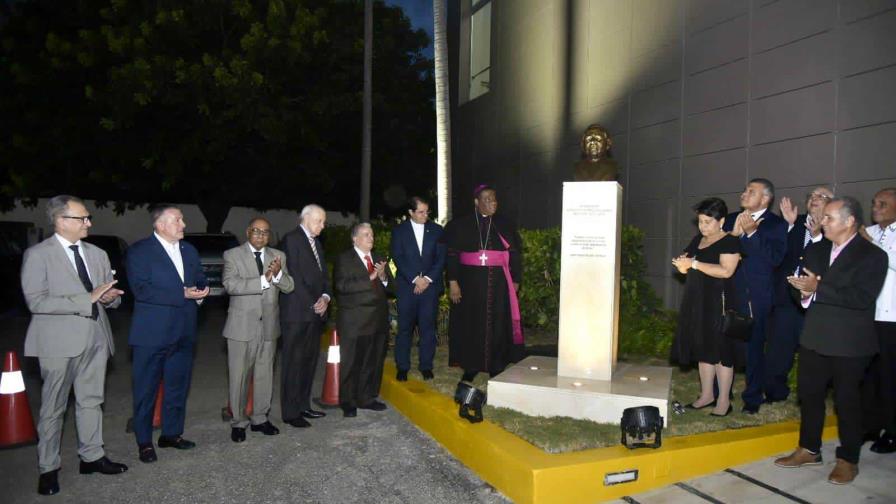 PUCMM develiza busto y asigna nombre de Agripino Núñez Collado a edificio