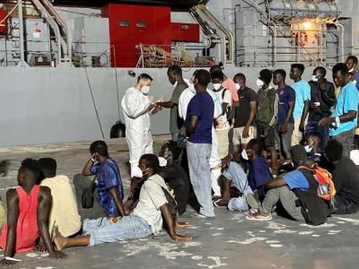 Expulsarán inmigrantes se hagan pasar por menores en Italia