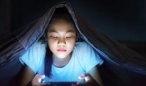 La luz azul de teléfonos, tabletas y televisores puede inducir una pubertad temprana