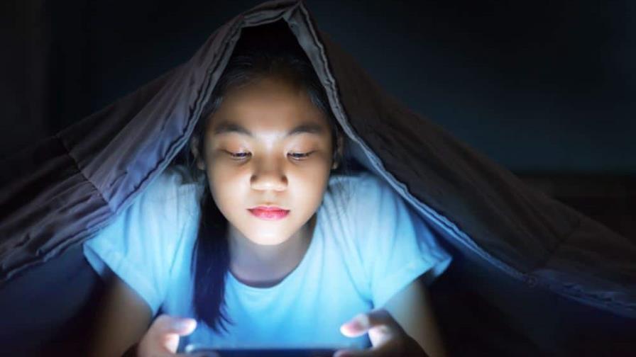 La luz azul de teléfonos, tabletas y televisores puede inducir una pubertad temprana