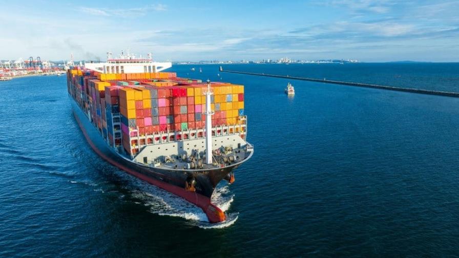 El tráfico marítimo en el mar Rojo cayó un 22 % debido a ataques de los hutíes, según la UE