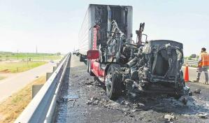 Presuntos sicarios queman camiones y bloquean carretera en estado mexicano de Nuevo León