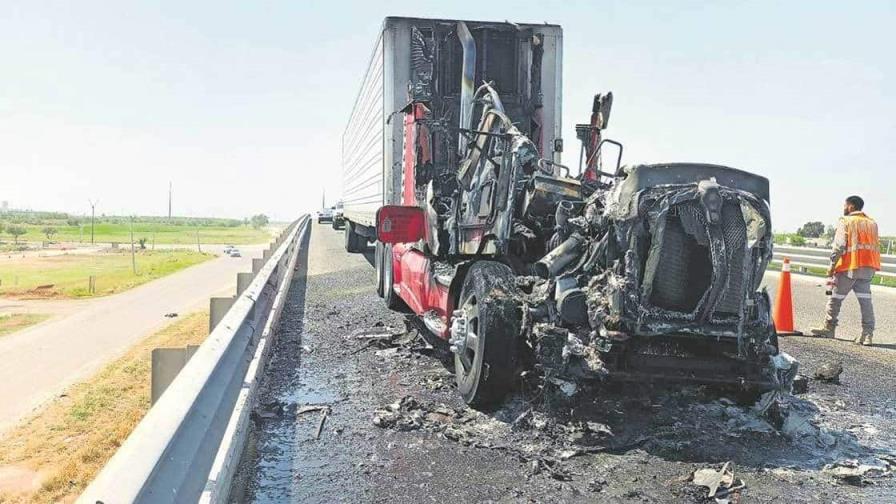 Presuntos sicarios queman camiones y bloquean carretera en estado mexicano de Nuevo León