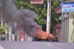 Queman neumáticos y lanzan basura en las calles de Salcedo durante segundo día de huelga Queman neumáticos y lanzan basura en las calles de Salcedo durante segundo día de huelga