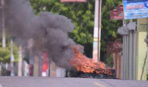 Queman neumáticos y lanzan basura en las calles de Salcedo durante segundo día de huelga